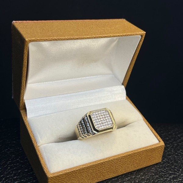 Anillo Cuadrado Pavé Oro