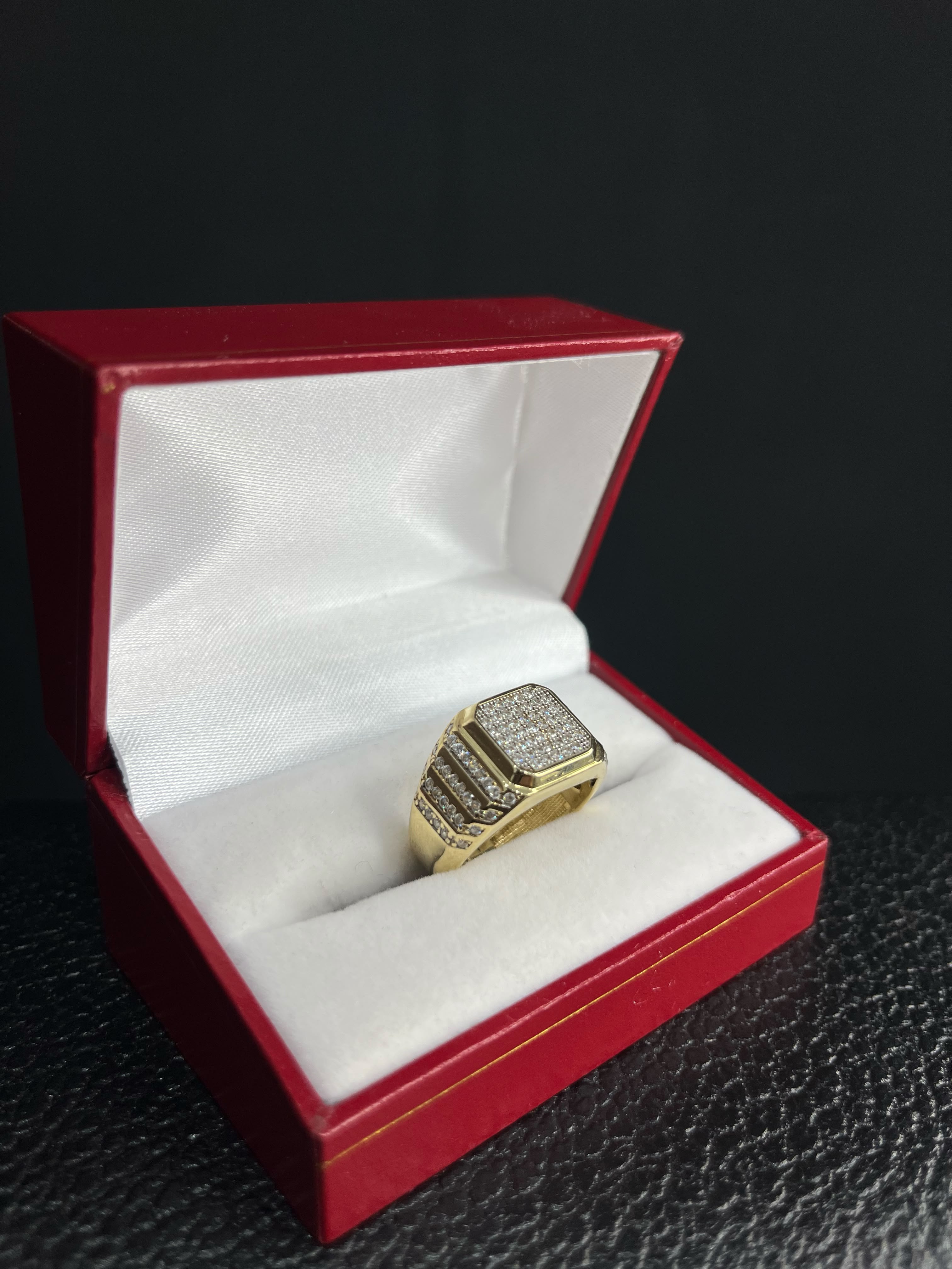 Anillo Cuadrado Pavé Oro